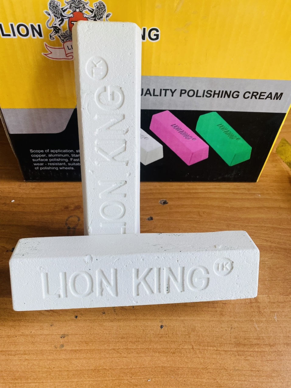 Sáp (Lơ)  MÀU TRẮNG đánh bóng inox/kim loại LION KING (400 gram/viên)