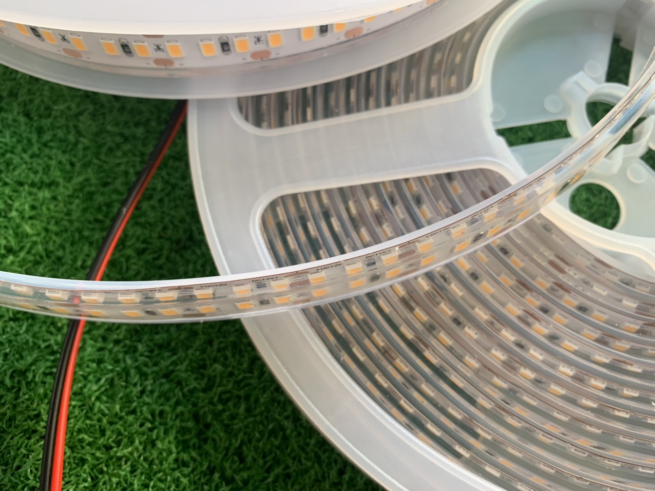 Cuộn Led dây dán 5m 12V 2835 168led/mét phủ silicon siêu sáng- siêu bền