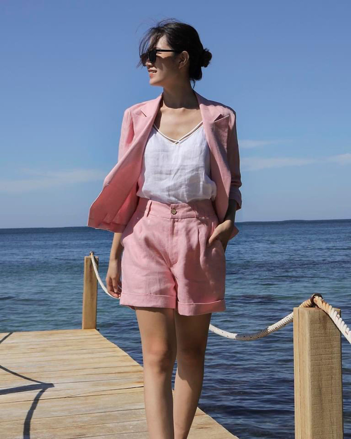 Set bộ Linen 3 món áo blazer dáng lửng túi ngực quần short kèm áo 2 dây trẻ trung - Hồng phấn