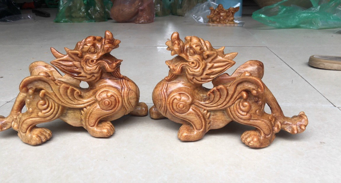 Cặp tỳ hưu phong thủy cầu tài lộc gỗ huyết long 20x12x9cm