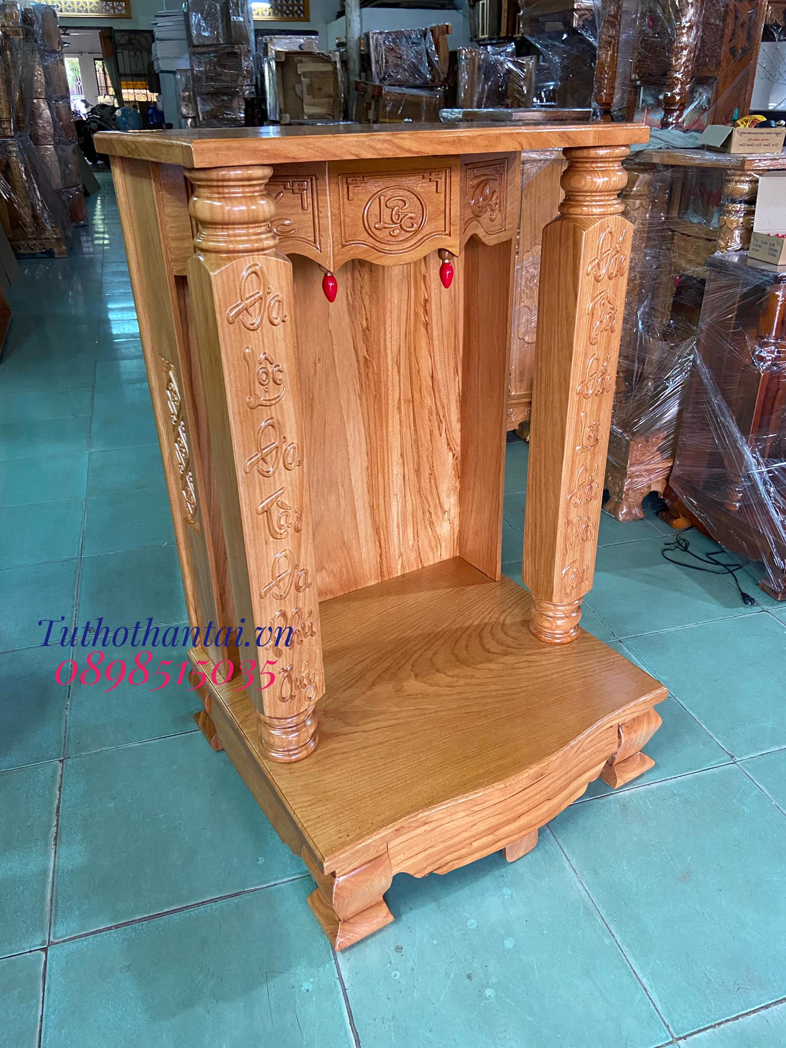 Bàn thờ thần tài cột vuông khắc chữ 68 x 107cm