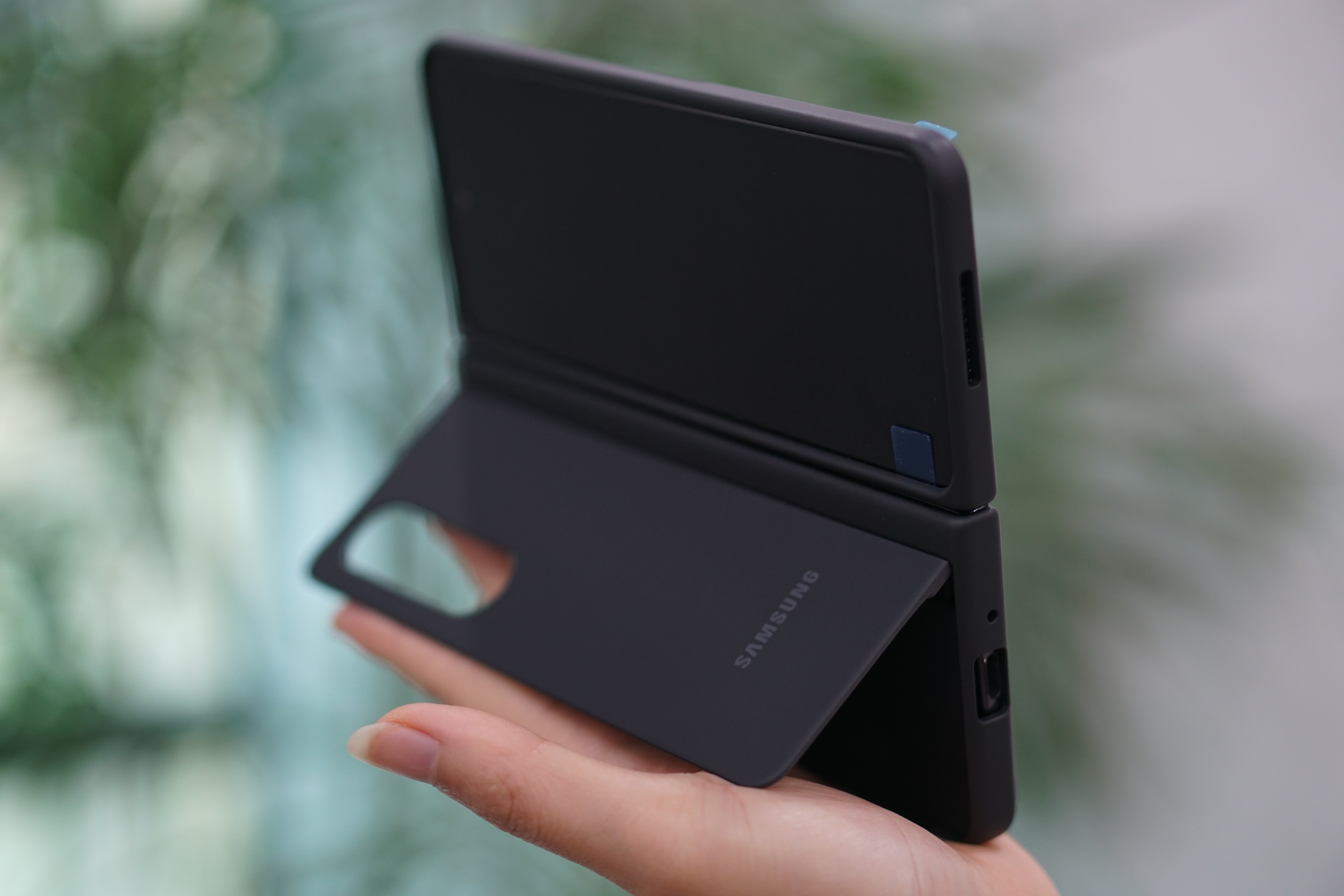 Ốp lưng Samsung Slim Fold 4 dạng đứng Màu đen - Hàng Chính hãng