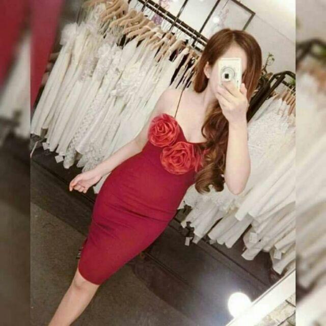 Đầm body 2 dây đính hoa hồng to trước ngực