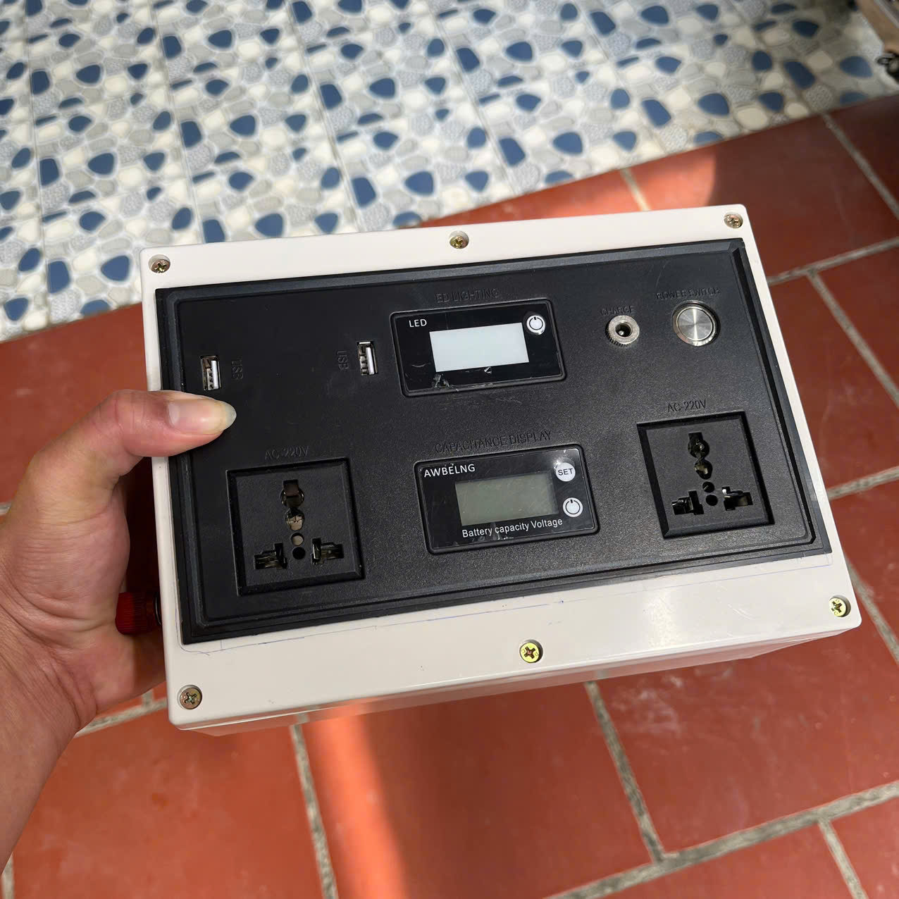 Kích Điện 24V Lên 220V 2000W Sóng Sin Chuẩn Nhật – Inverter Cao Cấp Có Màn Hình LED, Chạy Êm Bền Bỉ, đèn trang trí