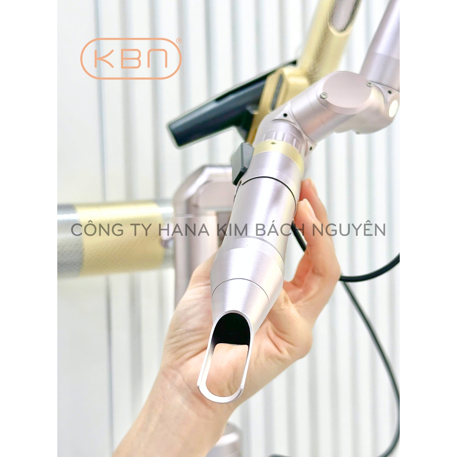 Máy Laser Picosure K670 Trục Khuỷu Loại Bỏ Sắc Tố Da, Xóa Xăm, Trị Nám, Trẻ Hóa