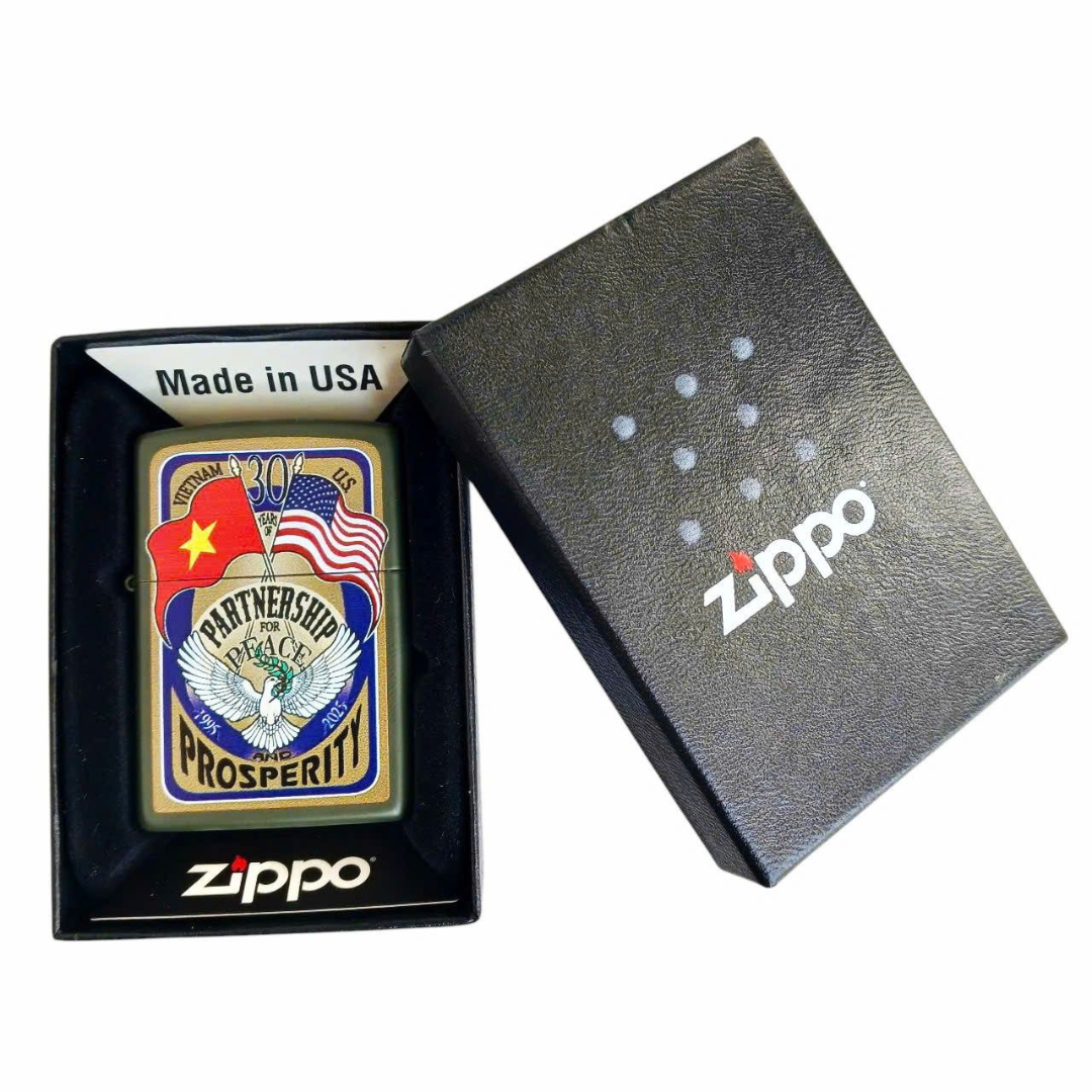 Bật lửa Zippo 221-VNUS30 Kỷ Niệm 30 Năm Quan Hệ Việt - Mỹ (1995-2025) Chính Hãng Mỹ, Thiết Kế Đối Tác Chiến Lược Toàn Diện