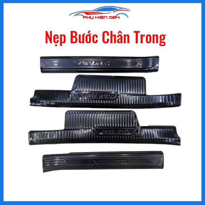 Ốp bậc cửa, nẹp bước chân trong ngoài Veloz 2022-2023 vân Titan chống trầy bảo vệ trang trí xe