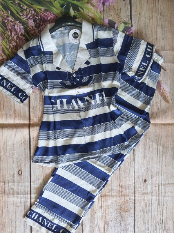 Bộ Pijama Mặc Ở Nhà SAM chất lụa xước mềm mịn, mát, ít nhăn. Mặc ở nhà hoặc đi dạo đều xinh. Free size 60kg