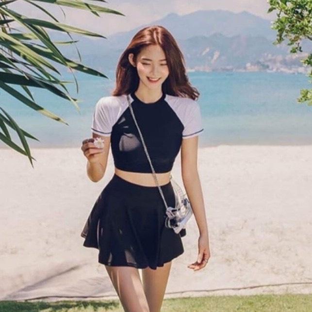 ℗SET BIKINI, ĐỒ BƠI ĐI BIỂN HAI MẢNH ÁO TAY NGẮN TRẮNG ĐEN CHÂN VÁY XÒE DỄ THƯƠNG ODERI HM-209
