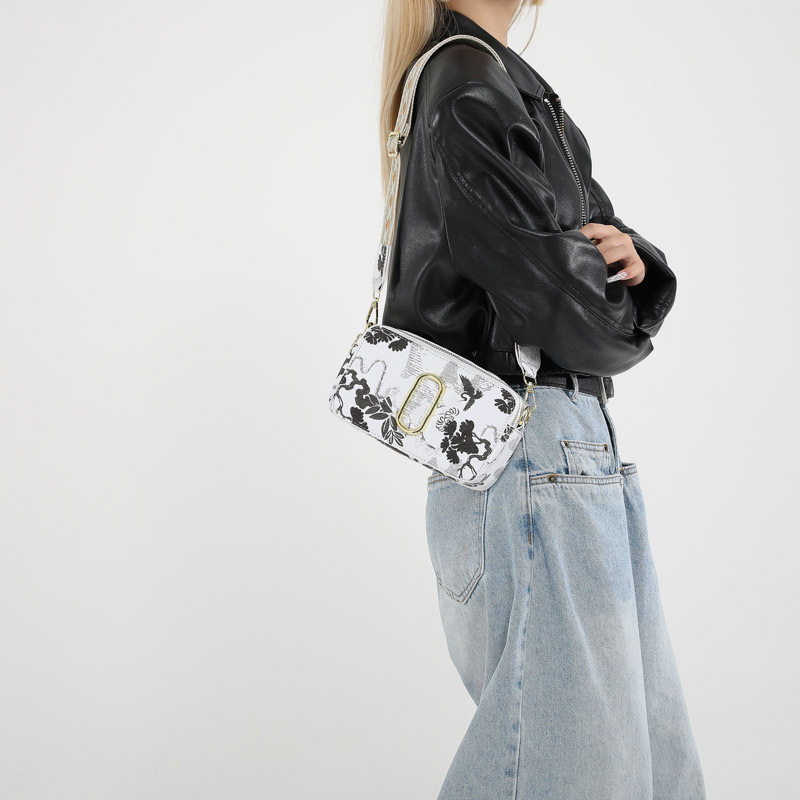 Túi đeo chéo nữ phong cách dễ thương – BEE GEE DCNU1091