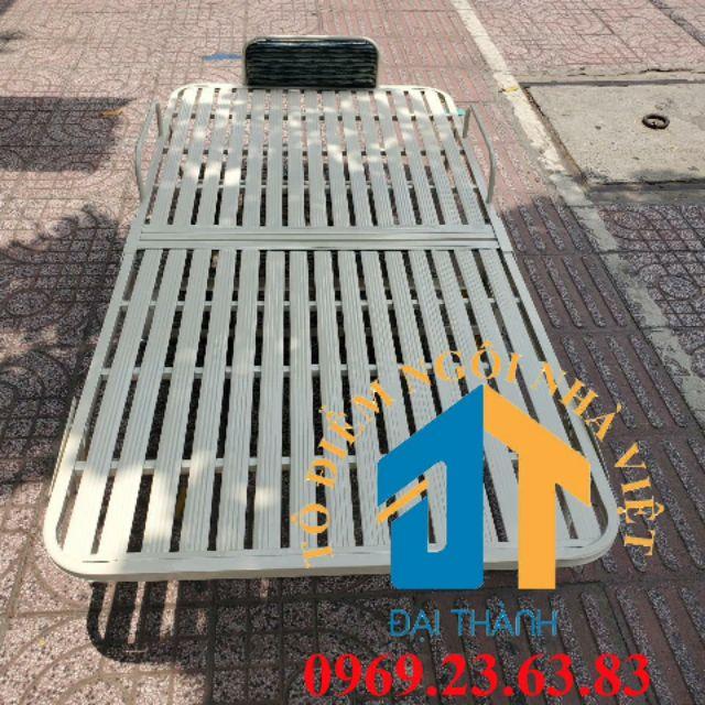 Giường sắt xếp di dộng 1m x 2m màu kem.