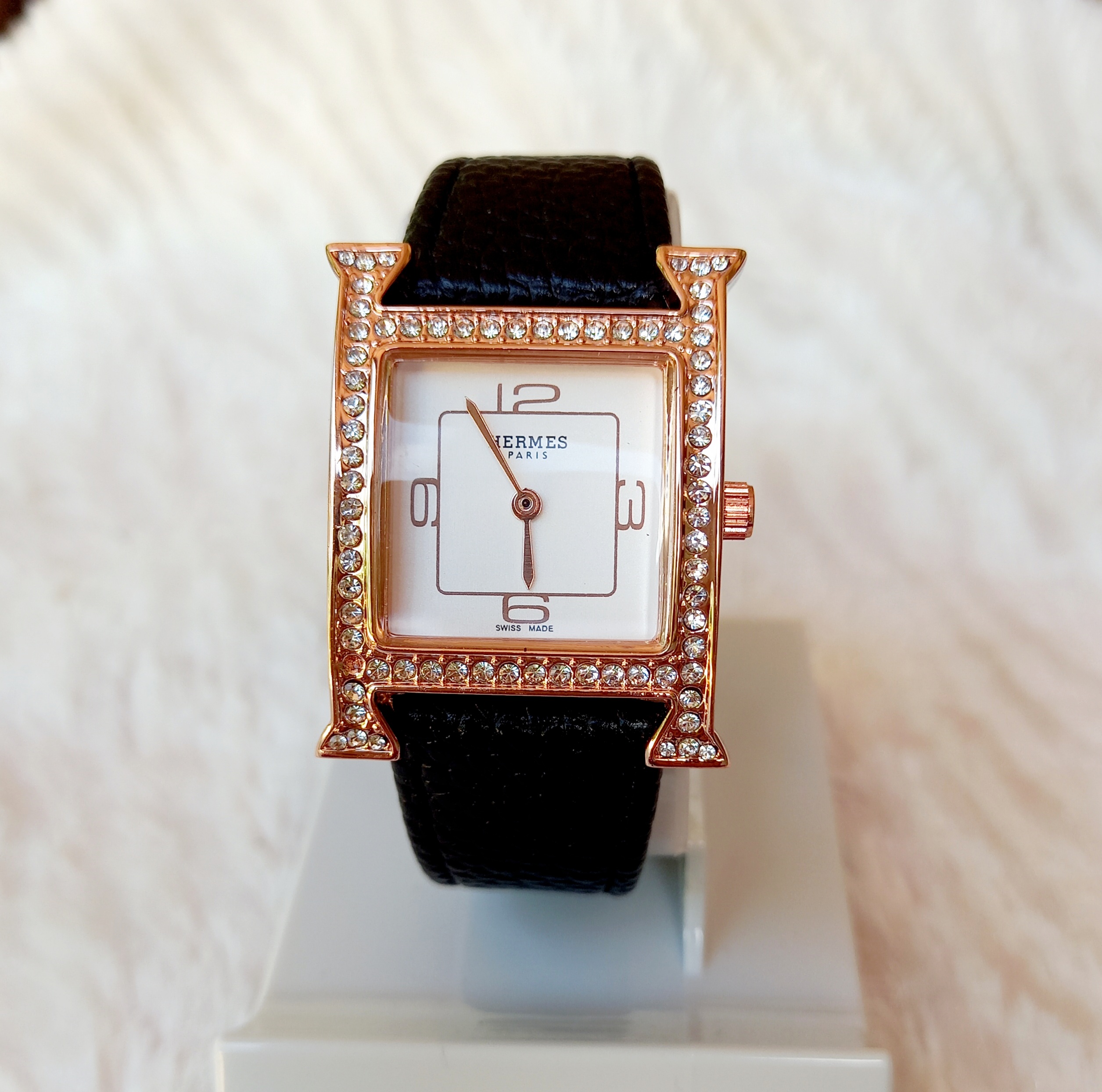 Đồng hồ nữ Her.es hotrend mặt vuông chữ H, dây da mềm nhiều màu, có bảo hành