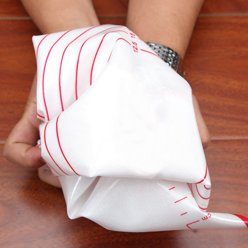 Tấm nhào bột chống dính gồm 2 màu đỏ và đen