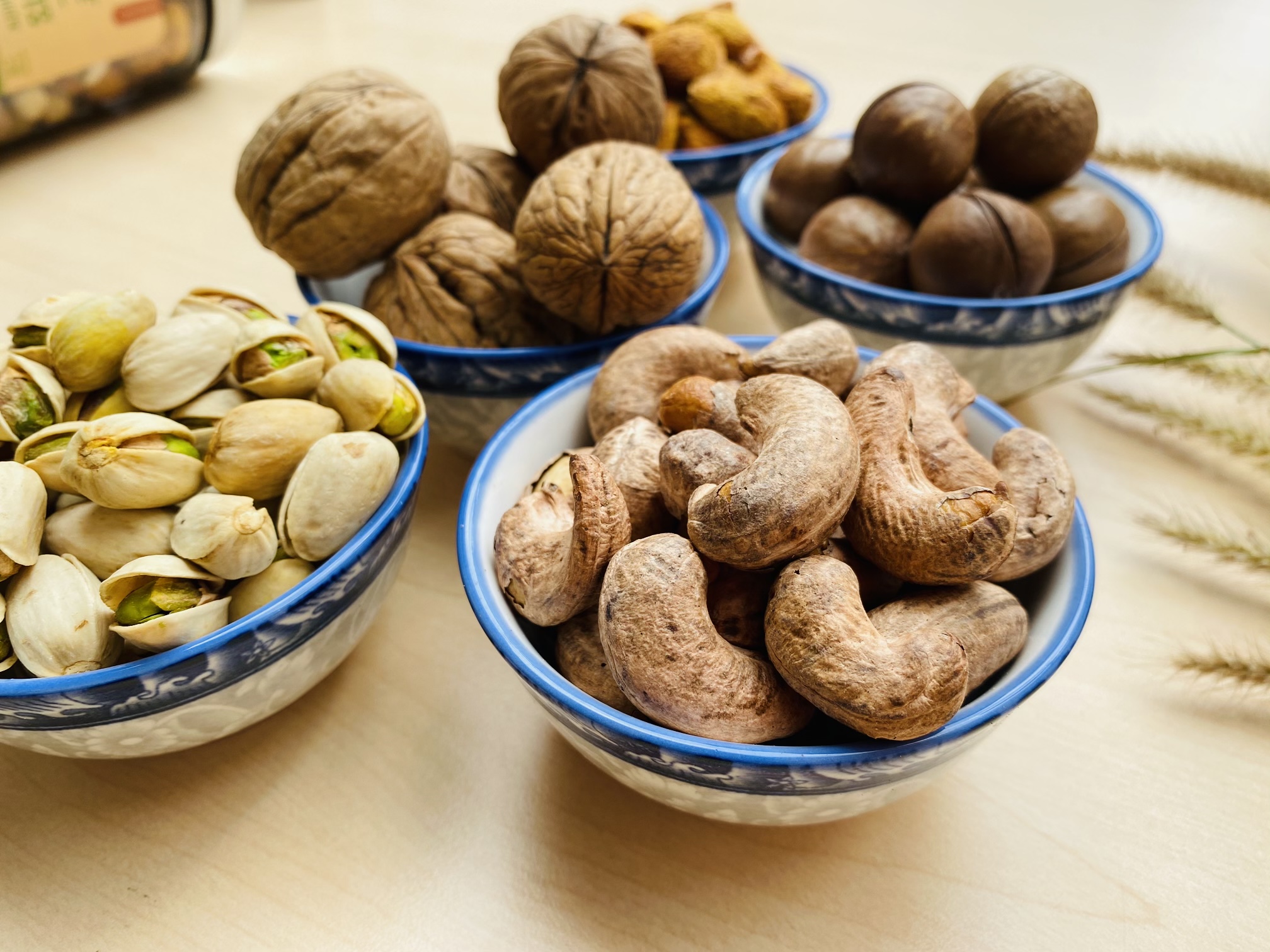 MIX HẠT CÒN VỎ - Hạt óc chó còn vỏ, Hạt macca nứt vỏ, hạt dẻ cười, Hạnh nhân rang bơ, Điều rang muối/ đóng gói 500gram