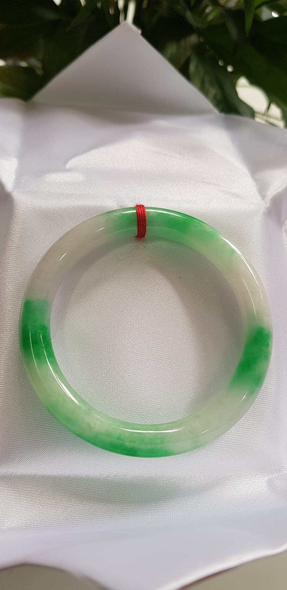 Vòng tay nữ đá Cẩm Thạch tự nhiên mới TR LÝ IC Sịn 51mm x chột 8mm Vòng màu xanh lý trắng bóng đều đẹp nữ 50kg - 54kg đeo ạ