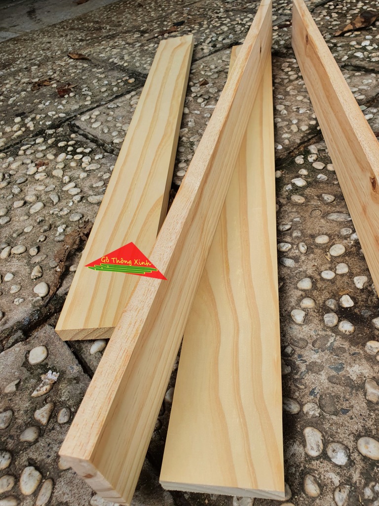 Thanh gỗ thông mới rộng 10cm,dài 80cm,dày 2cm được bào láng 4 mặt thích hợp làm kệ,decorde,ốp tường,chế DIY