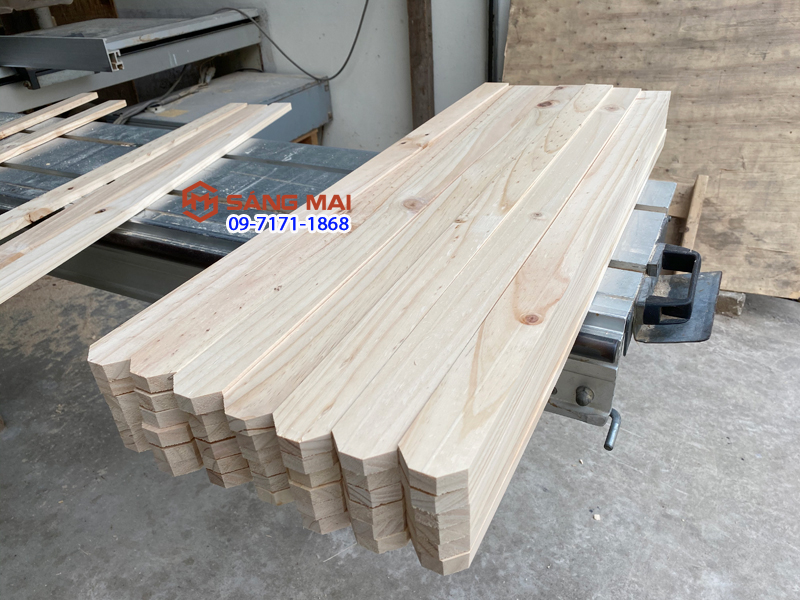 Thanh gỗ thông làm hàng rào dài 80cm x 4,5cm x 1,5cm + láng mịn 4 mặt