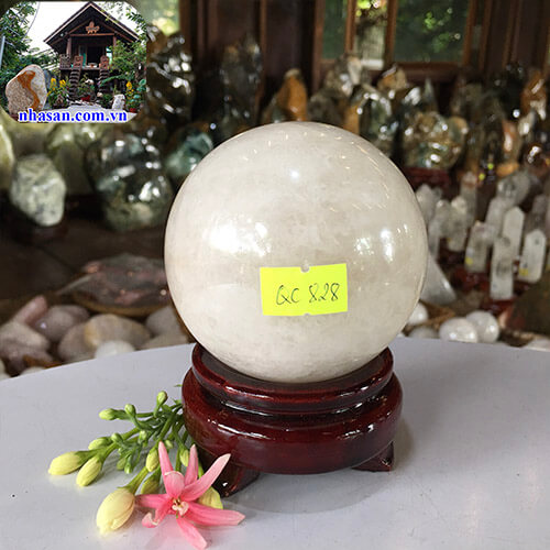 Quả cầu đá thạch anh trắng tự nhiên phong thủy cải hung hóa cát QC828 nặng 640gr đường kính 8cm (trắng) – Vật phẩm phong thủy tài lộc, may mắn và bình an