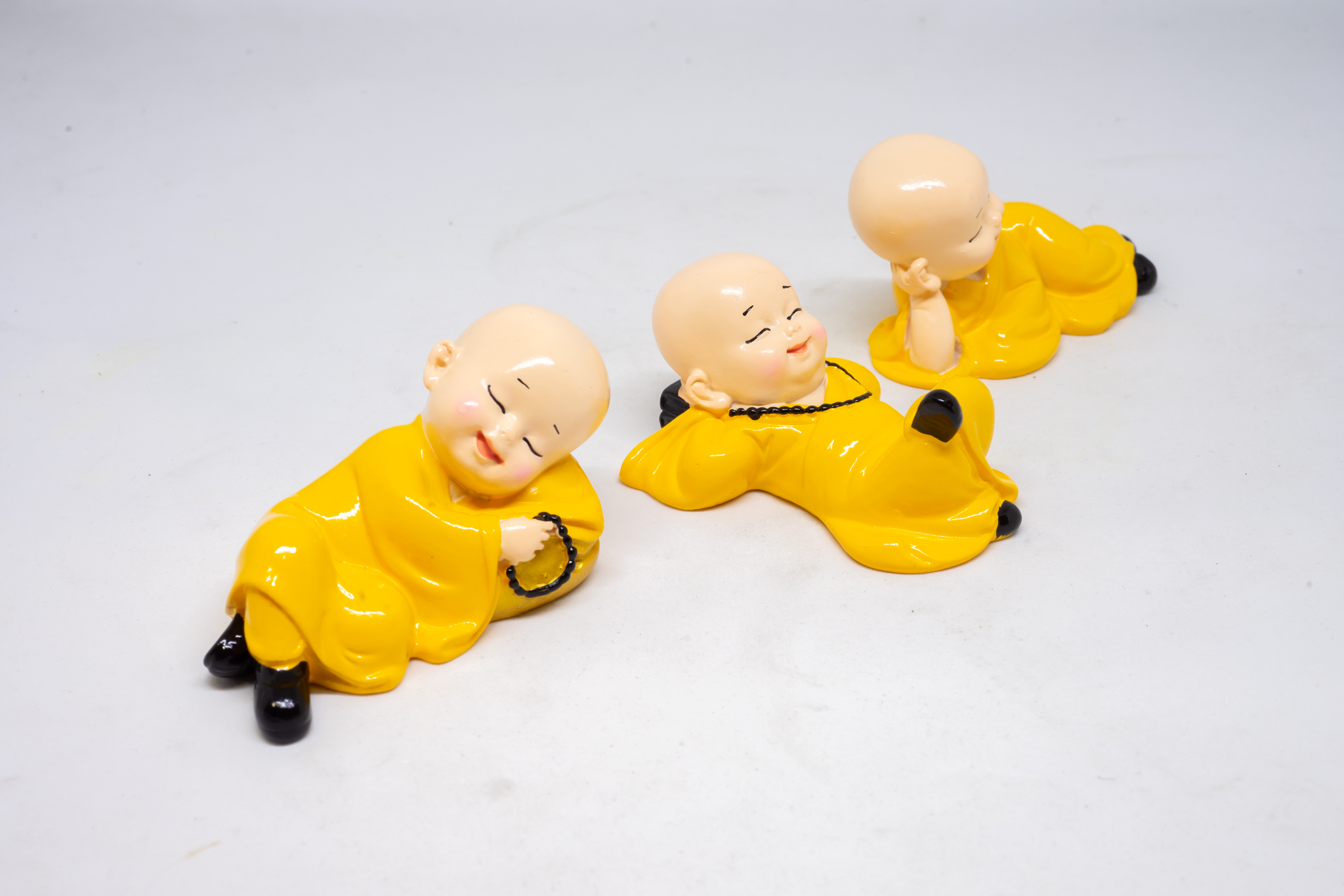 Bộ tượng Chú tiểu nằm an nhiên trang trí ô tô cao 4cm