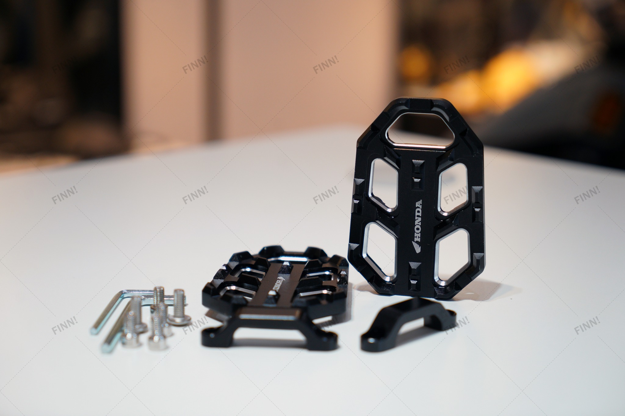 Để chân mở rộng CB500X