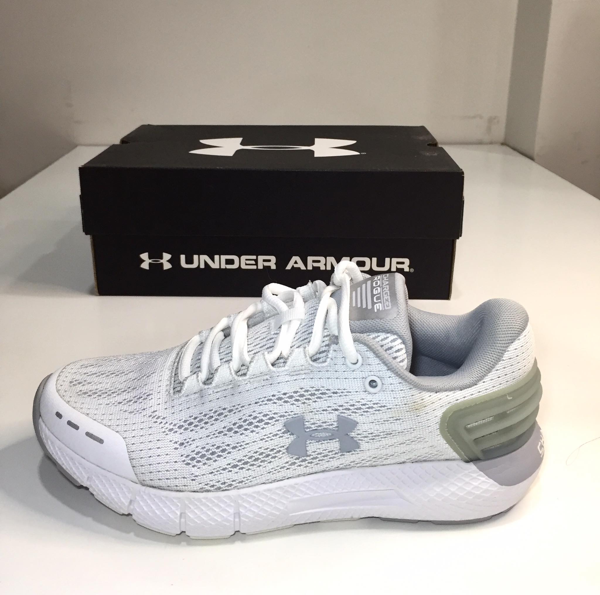 Giày sneaker nữ Under Amourr chinh hãng xách tay Mỹ