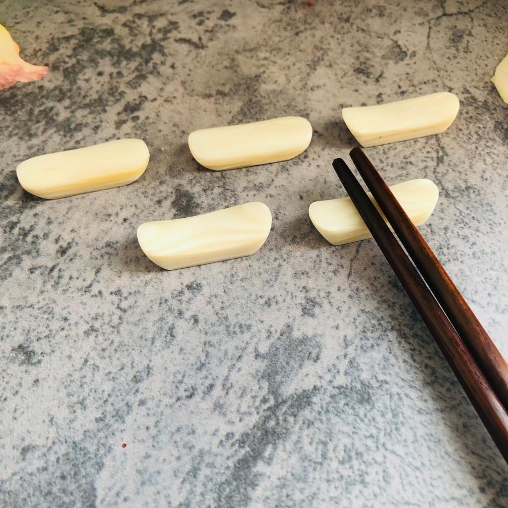 GÁC/KÊ Đũa Trai Trắng Hình Gối, Phong Cách Nhật Bản, Phụ Kiện Nhà Bếp, Chụp Ảnh Decor Xinh Xắn