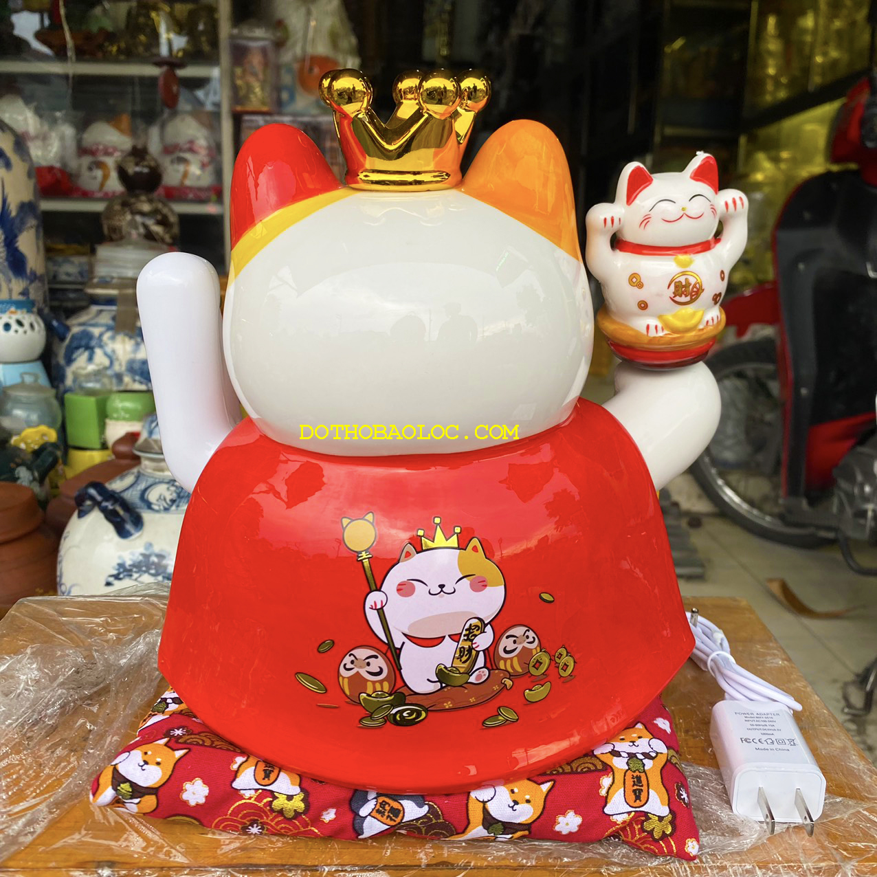 Mèo Thần Tài đội vương miệng bằng sứ mang lại may mắn tài lộc cho gia chủ cao 23cm – Túi vàng