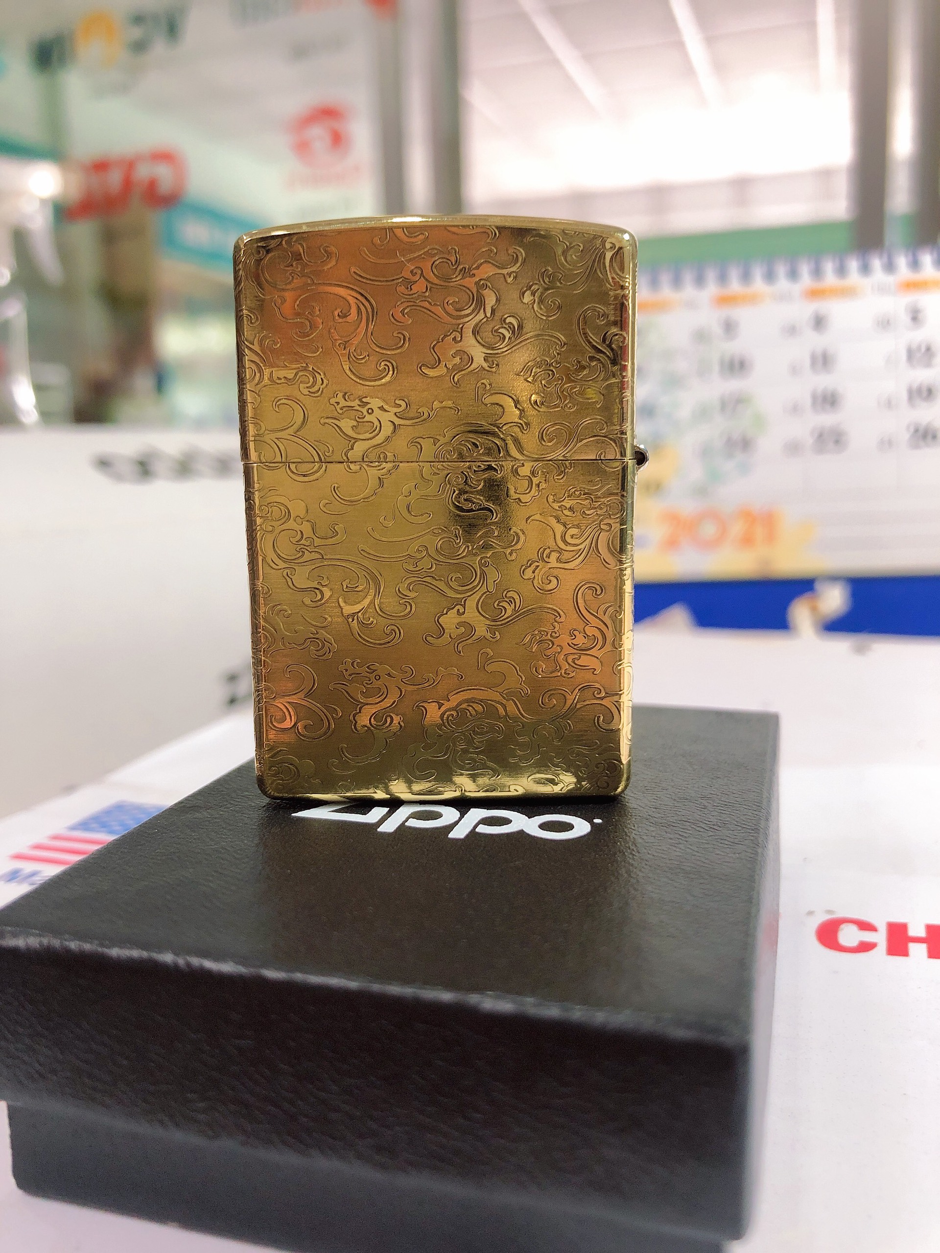 Bật lửa Zippo Mỹ 204B Brushed Brass, Khắc ăn mòn 5 mặt Chủ đề Rồng Phun Châu