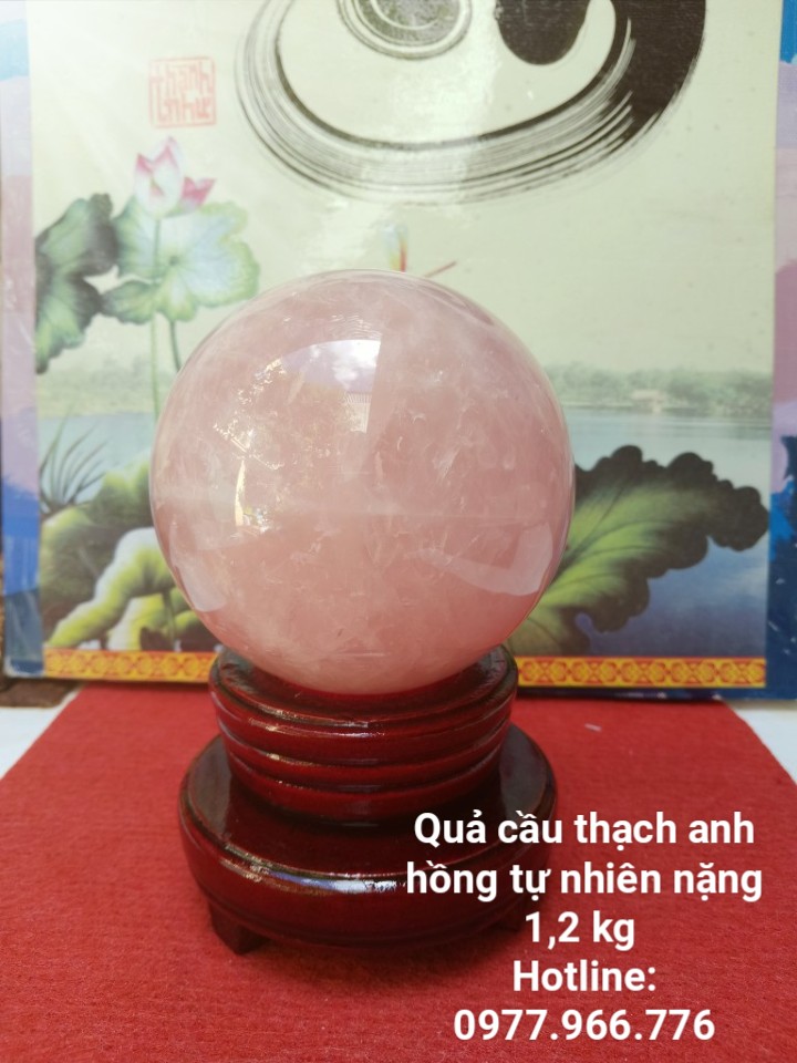 Quả Cầu Đá Thach Anh Hồng Phong Thủy Có Tặng Kèm Đế Gỗ Xoay (1,2 kg)