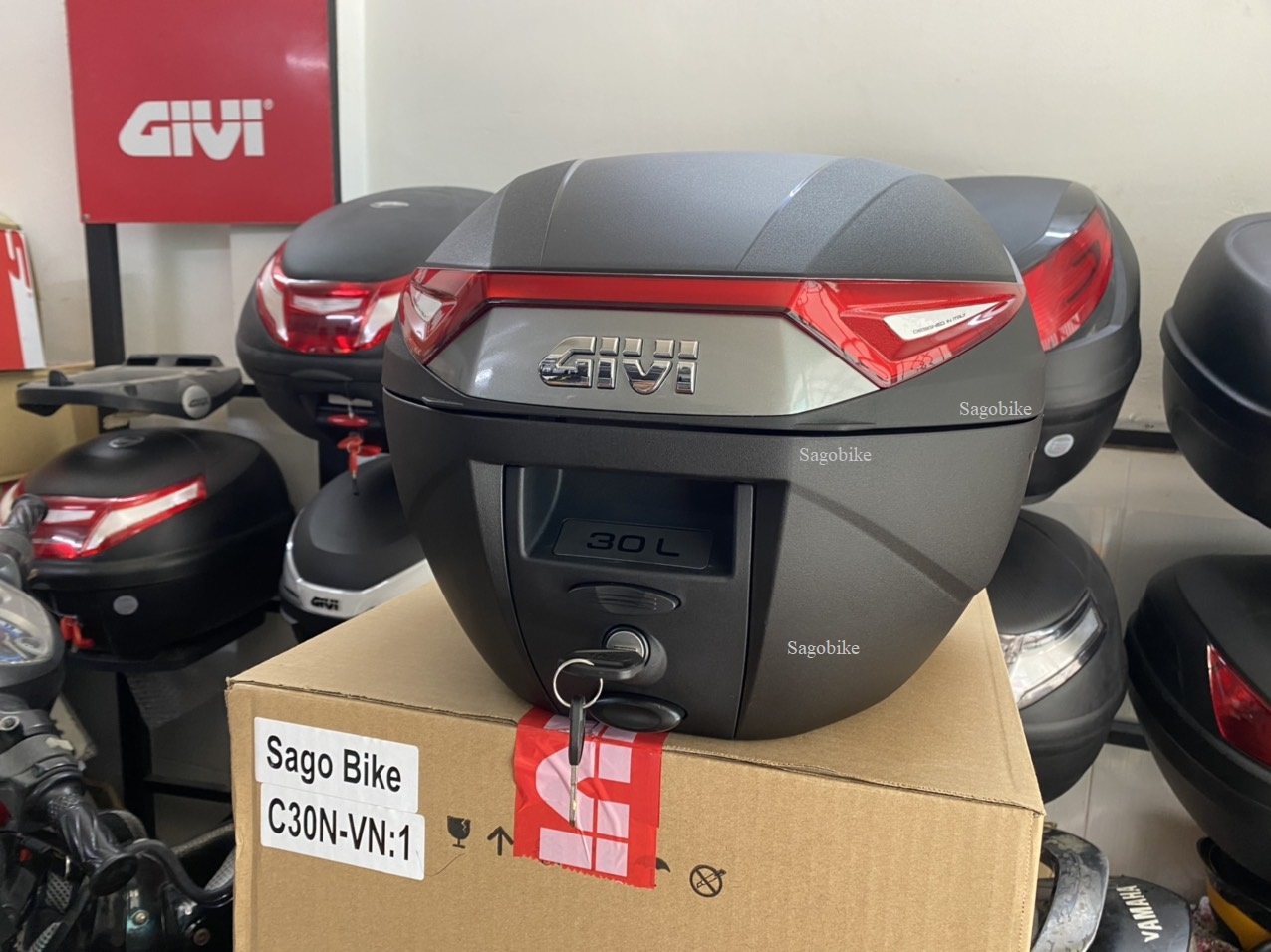 Thùng Givi C30N, kèm đế, ốc gắn, thùng gắn sau xe máy 30 lit