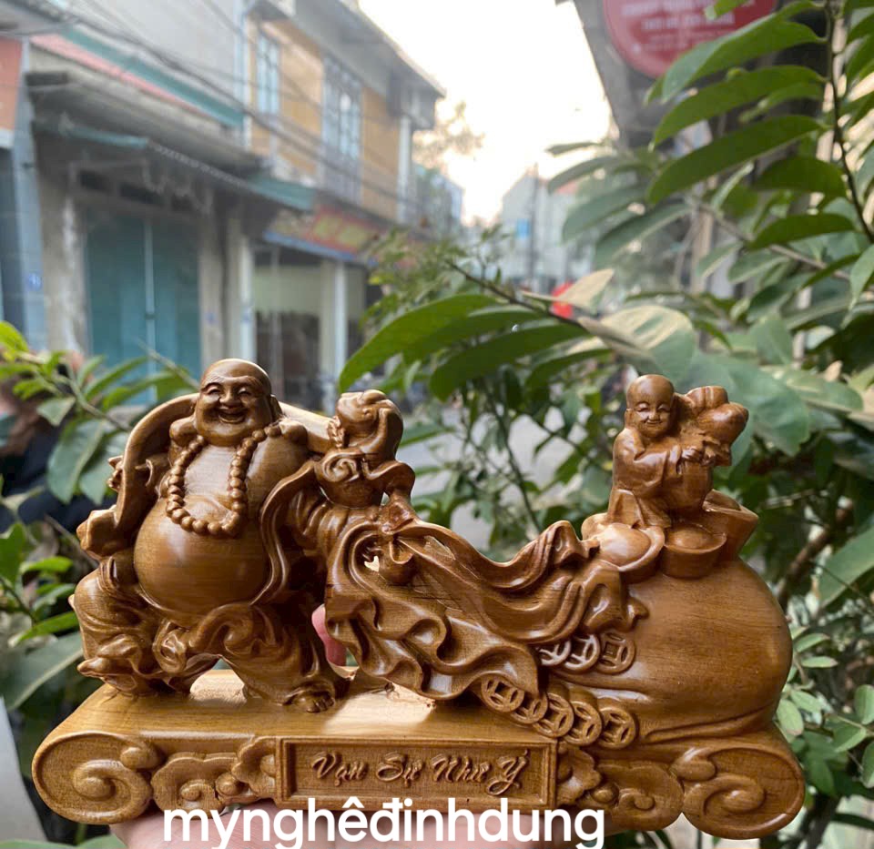 Tượng phật di lặc mi ni để ôtô bằng gỗ bách xanh thơm nức 20x12x6cm