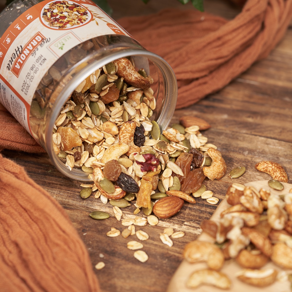 Granola Ngũ Cốc Hạt Cao Cấp Hena Ăn Liền Vị Truyền Thống, Ngũ Cốc Hạt Granola Siêu Hạt đạt chuẩn ISO 22000 với 80% Thành Phần Là Các Hạt Cao Cấp, Ngũ Cốc Mix Hoa Quả