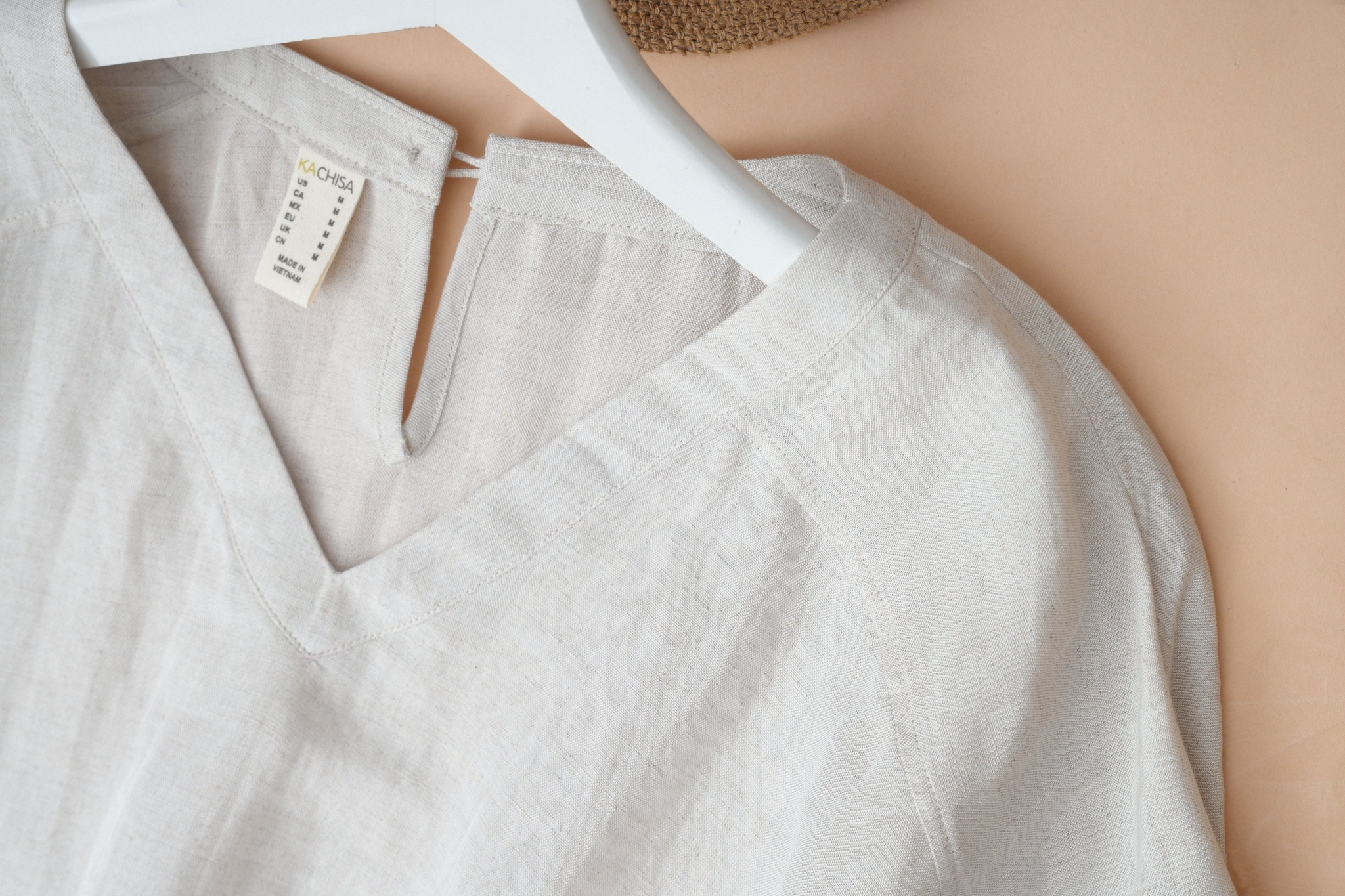 Áo Linen KACHISA cổ tim thêu họa tiết màu xám tiêu
