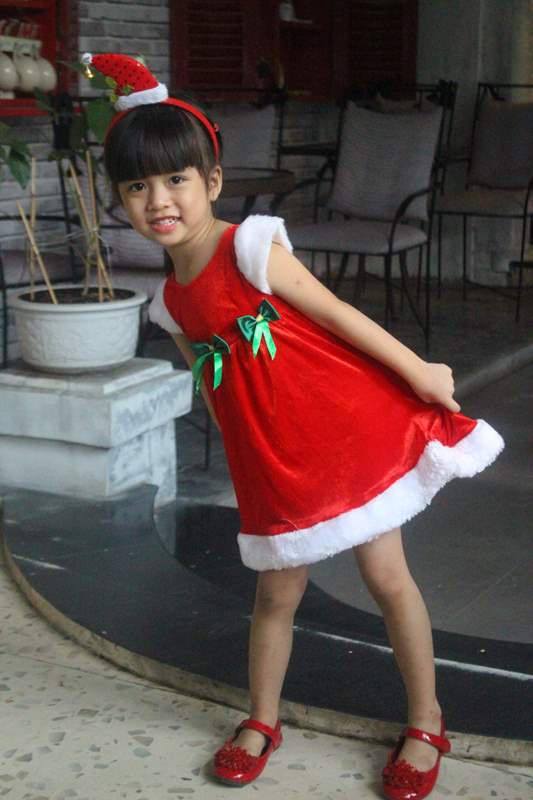 Bộ váy Noel đỏ nơ xanh cho bé gái + Tặng kèm mũ