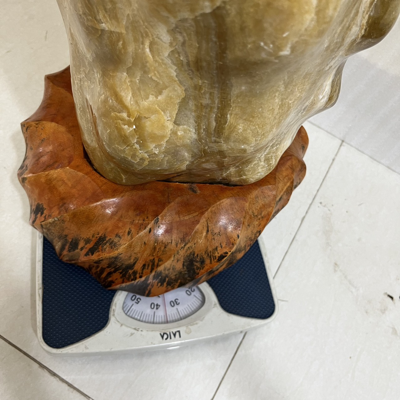 Trụ đá, cây đá phong thủy tự nhiên màu vàng nâu cao hơn 55 cm, nặng hơn 35 kg cho mệnh Kim và thổ đá canxite