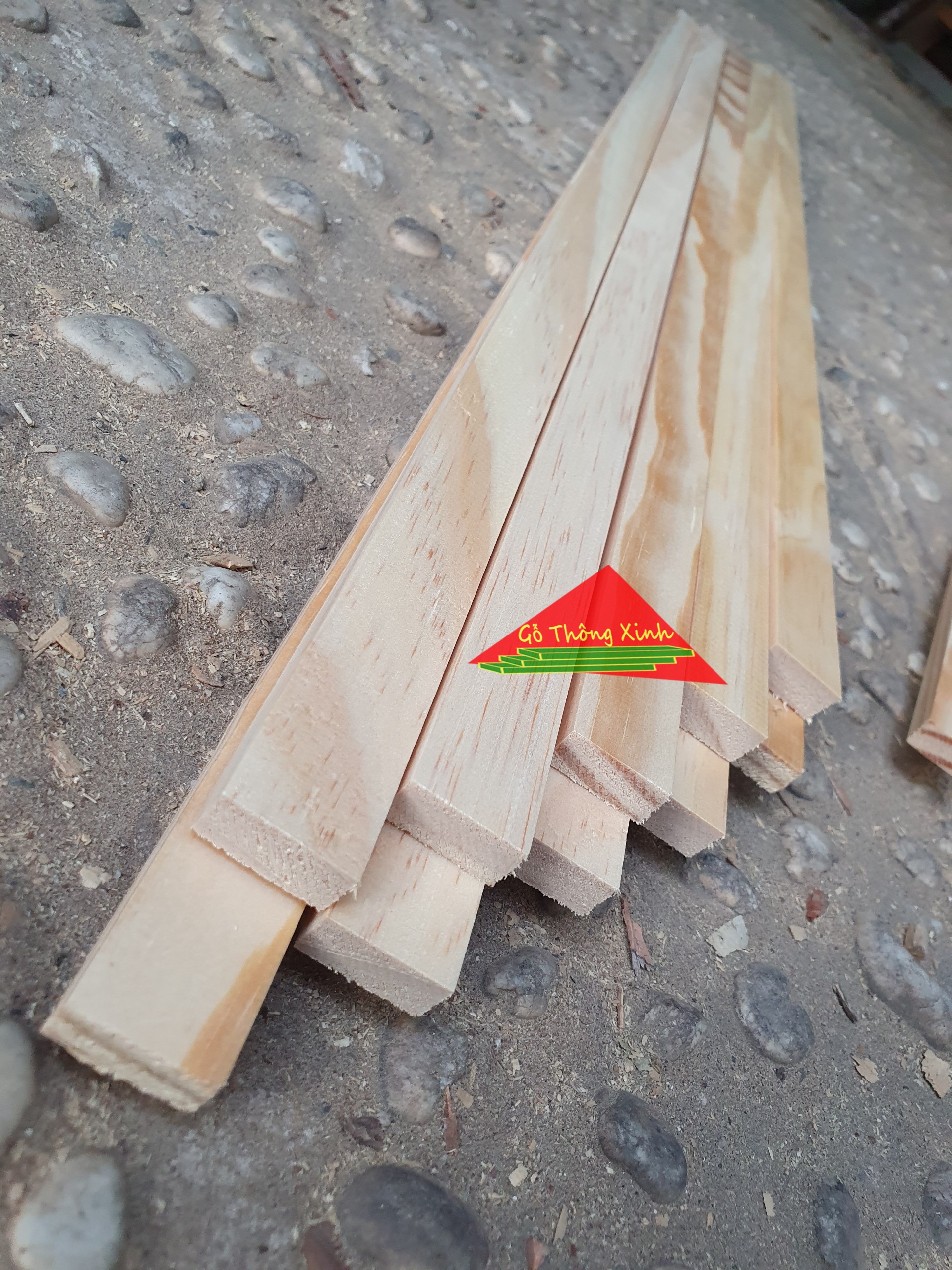 Thanh gỗ thông dài 1m2,rộng 2cm đã bào láng 4 mặt dùng làm nẹp,khung viền,đóng kệ,trang trí nhà cửa,DIY