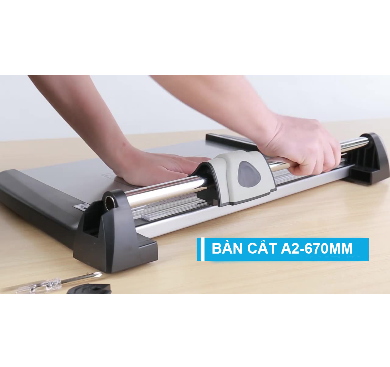 Bàn cắt giấy Khổ A2 KW-trio-3052 , cắt chiều rộng lên đến 67cm, thân máy bằng hợp kim nhôm ( HÀNG NHẬP KHẨU)