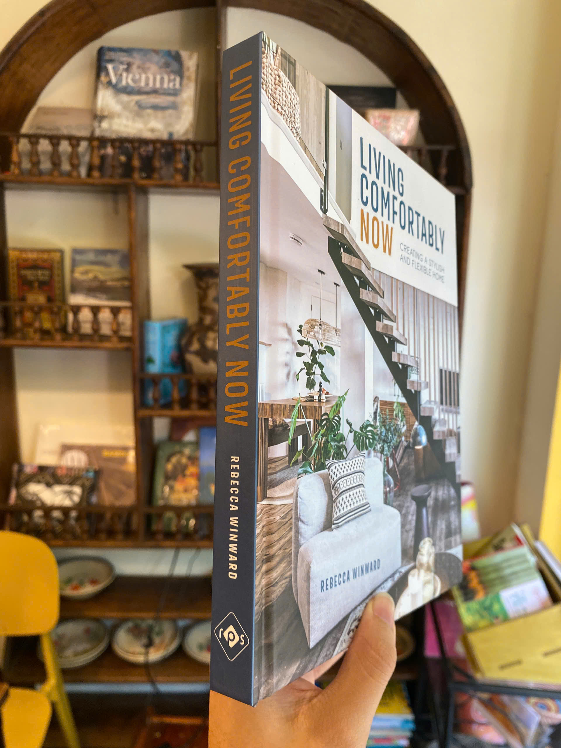 Sách - Living Comfortably Now: Creating A Stylish and Flexible Home by Rebecca Winward