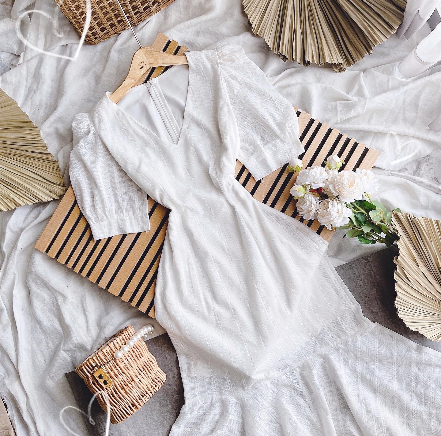 Đầm trắng midi chân bèo cổ V tay phồng