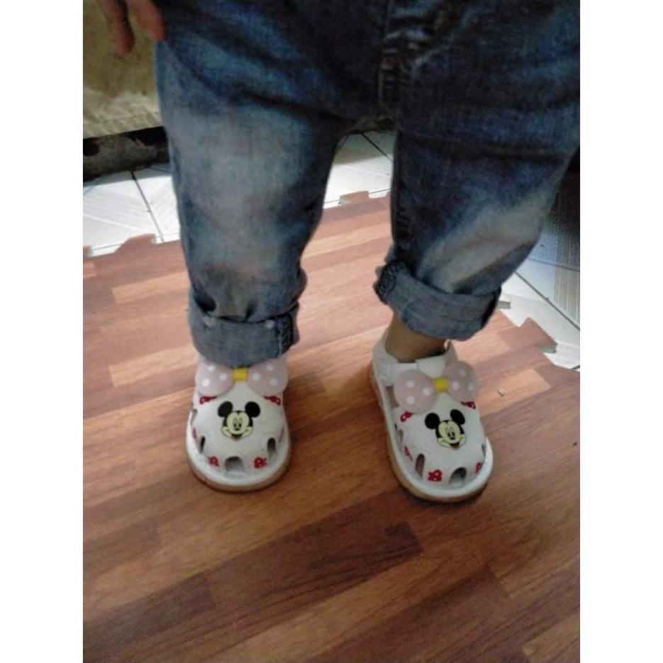 Giày sandal bé gái Sandal bé gái tập đi hình Mickey đế chống trơn trượt có còi chất da PU siêu mềm