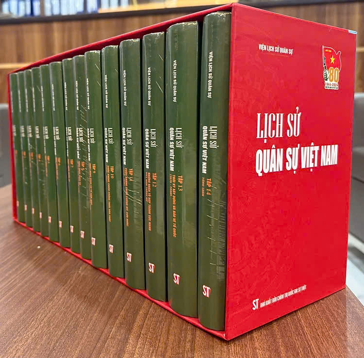 Bộ Lịch sử quân sự Việt Nam - Phiên bản giới hạn: bìa cứng, đóng hộp (14 tập)