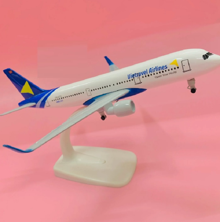 Mô hình máy bay tĩnh B777 Q.a.t.a.r F.i.f.a W.o.r.l.d C.u.p 20cm có bánh xe