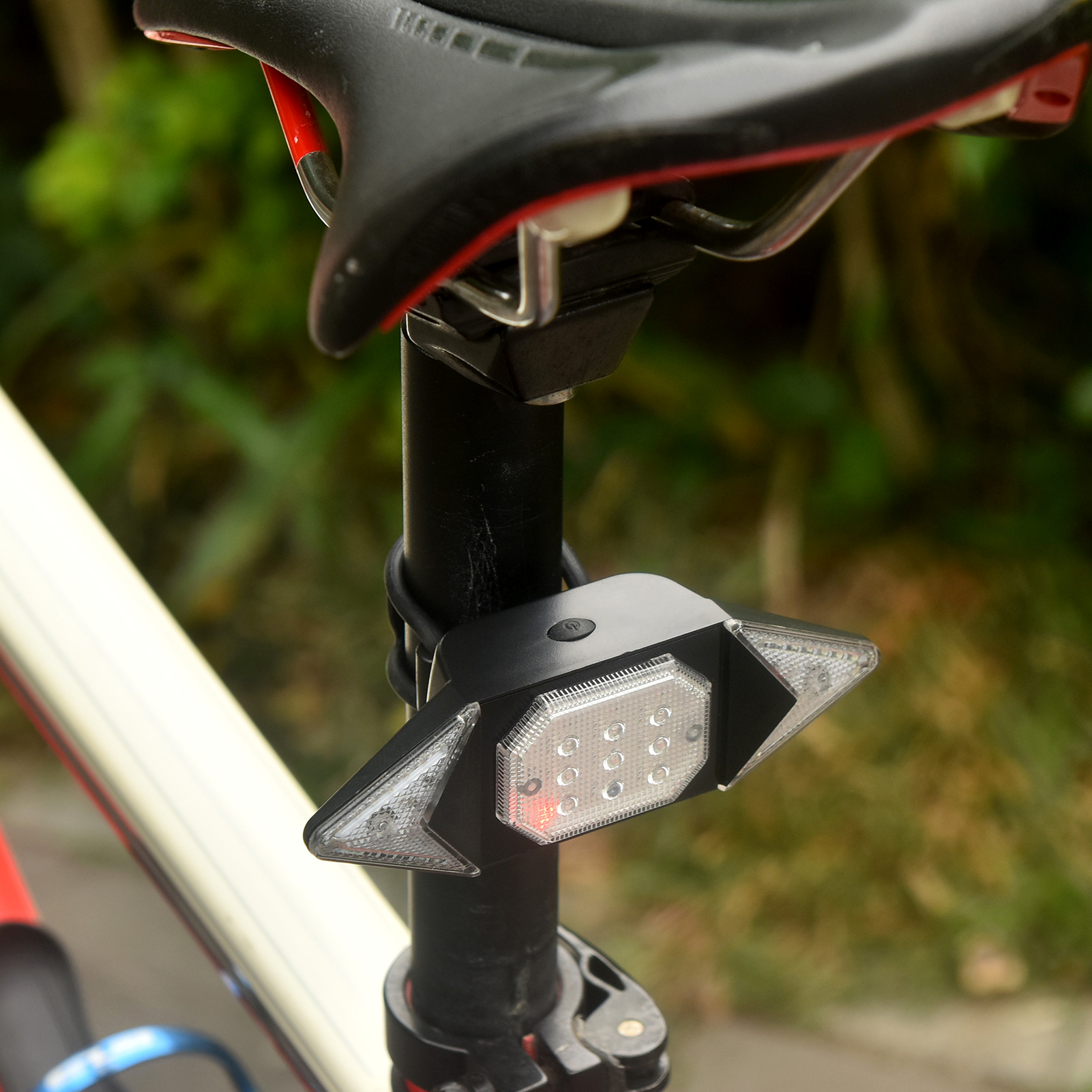 Đèn LED gắn đuôi xe đạp, báo hiệu chỉ đường