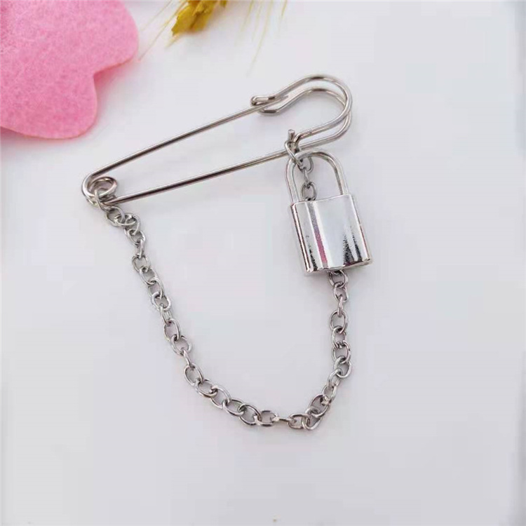 Cài áo ghim cài quần điều chỉnh kích cỡ phù hợp với giới trẻ