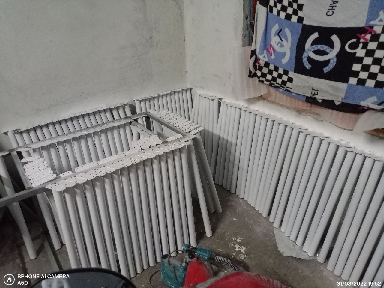 4 chân bàn sắt trắng , cao 72cm .phù hợp cho mọi loại bàn gỗ , đi kèm 16 ốc vít