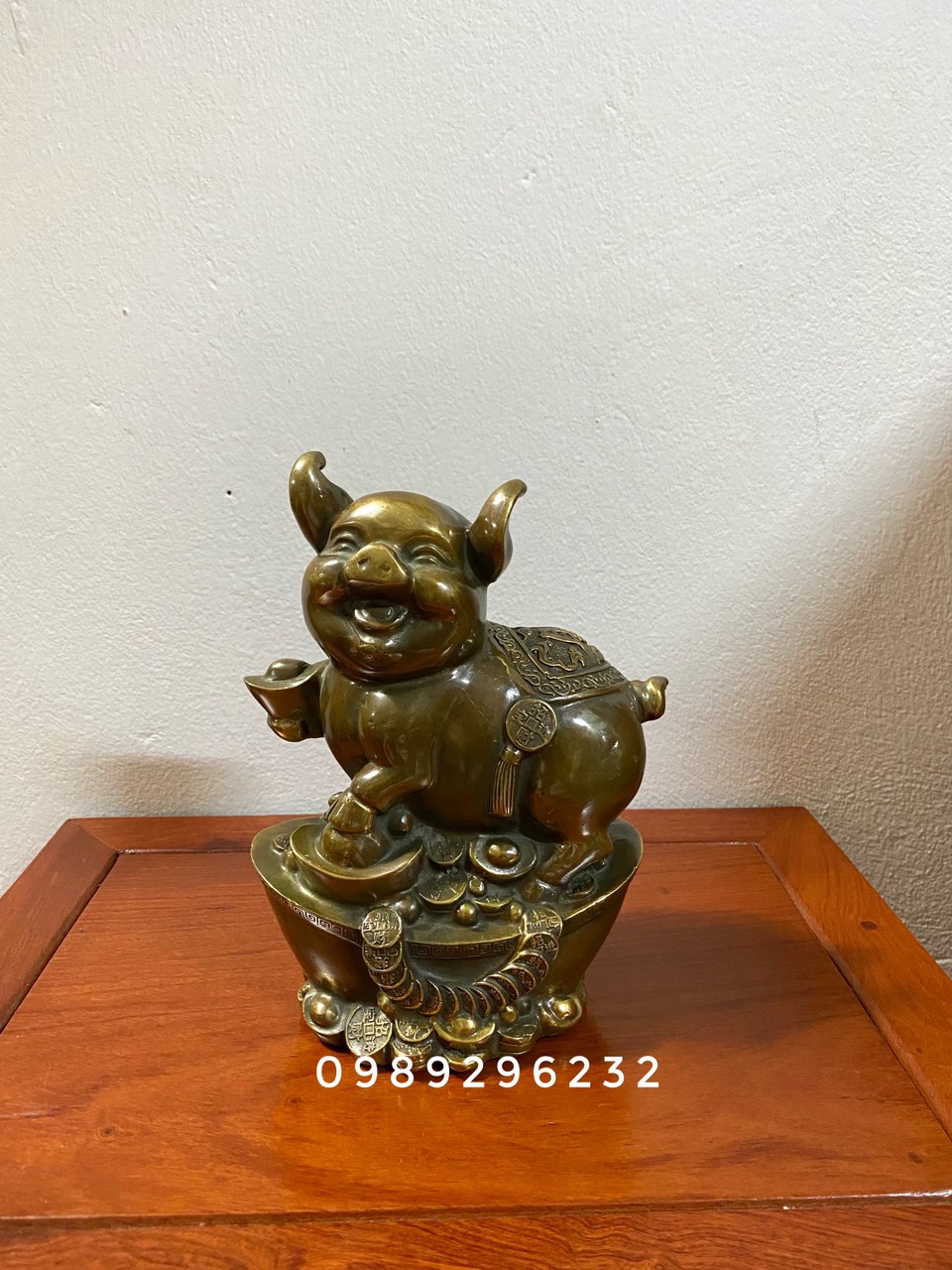 Tượng Heo ngồi thỏi vàng bằng đồng