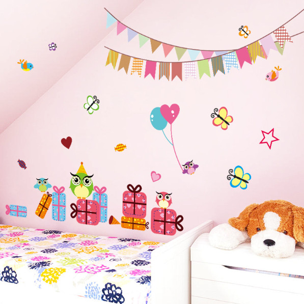 Decal trang trí tường - Chú cú và những hộp quà