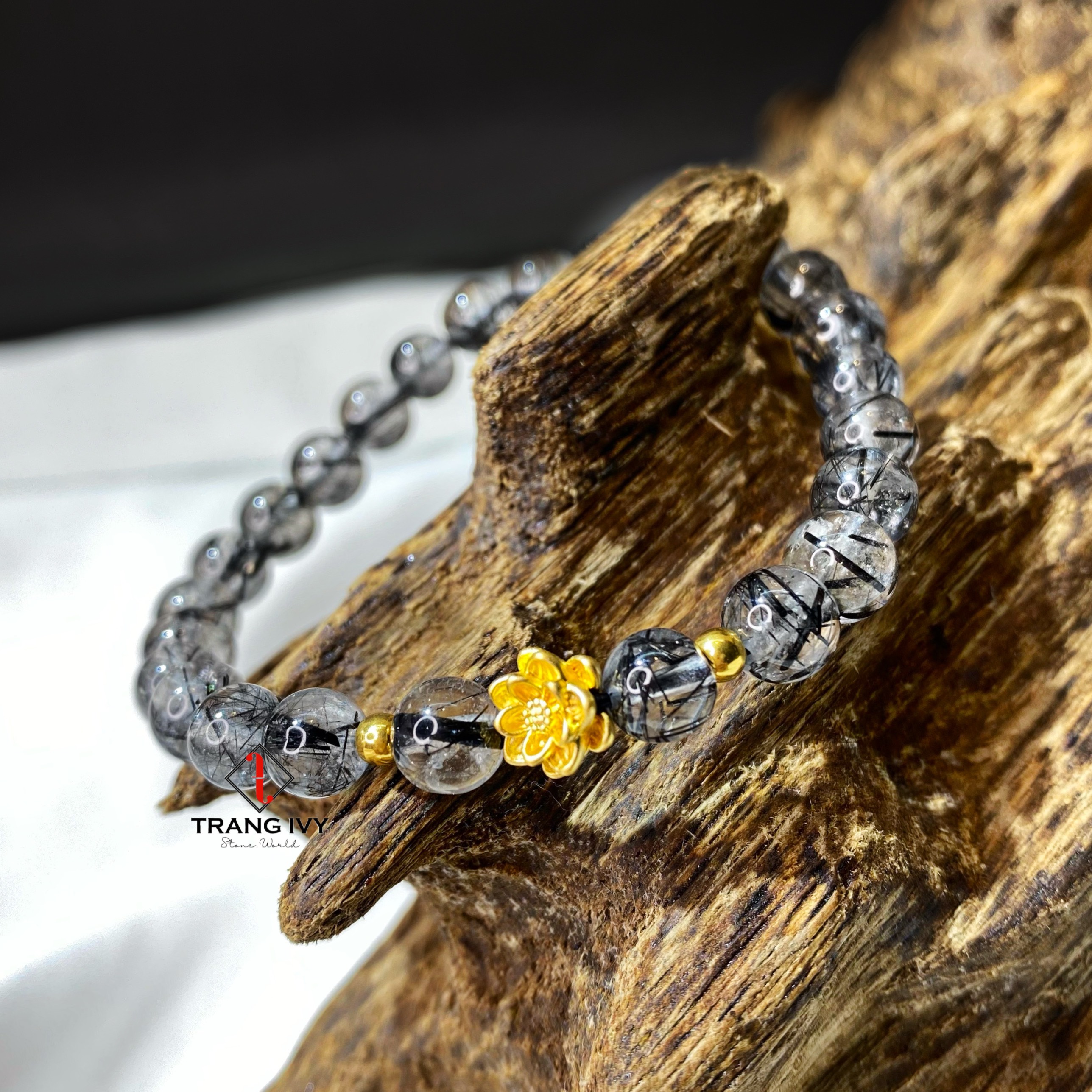 Vòng tay thạch anh tóc đen mix charm hoa sen vàng 24k