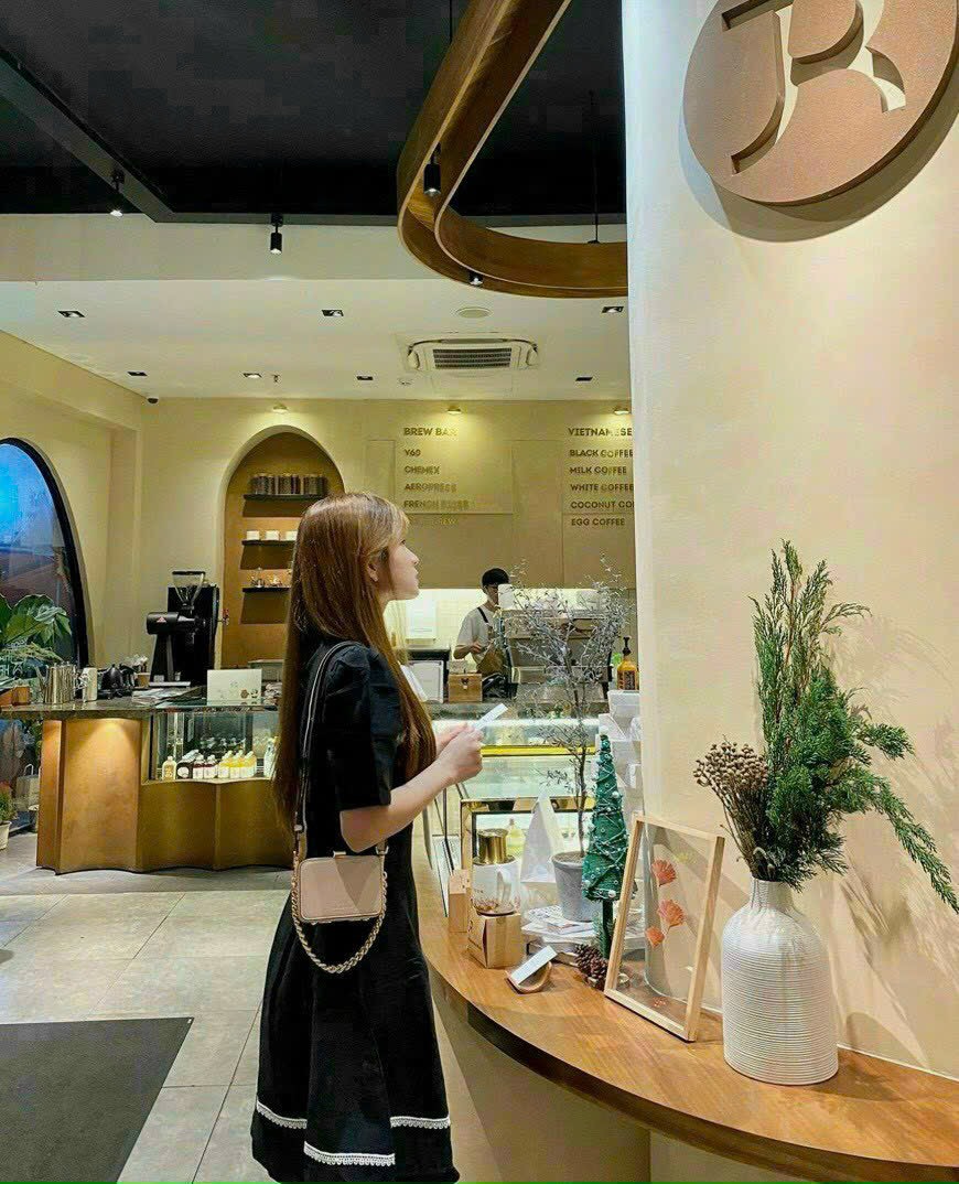 ĐẦM XOÈ CHẠY VIỀN REN PHỐI CỔ DẬP LY CỘT NƠ MÀU Y HÌNH