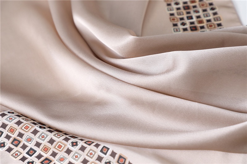 KHĂN QUÀNG CỔ LỤA HÌNH VUÔNG SANG TRỌNG THỜI TRANG